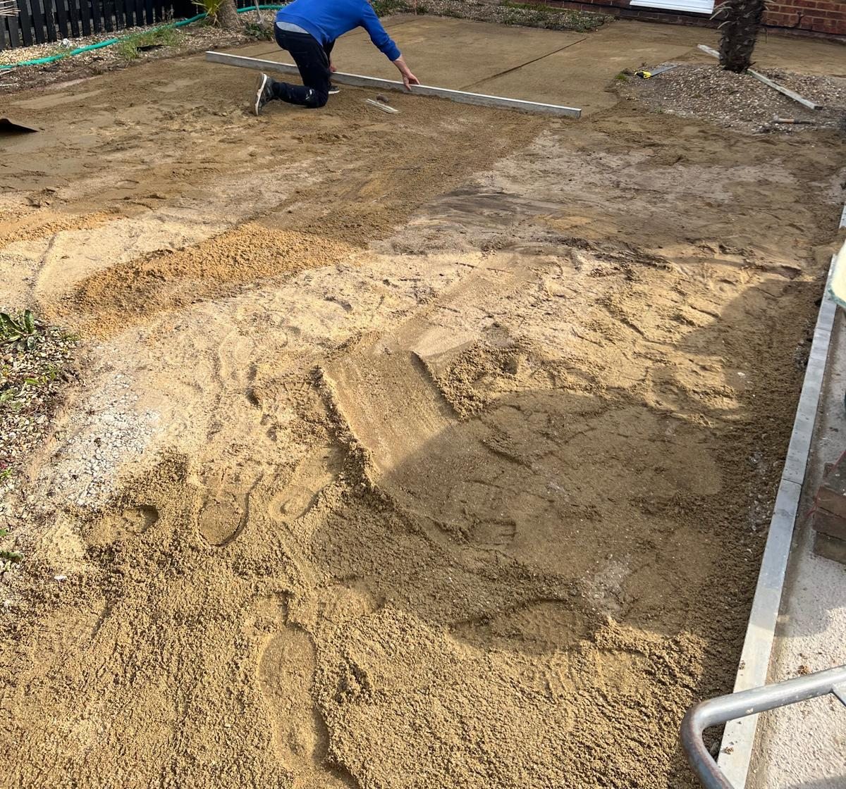 Levelling the bed with a screed rail